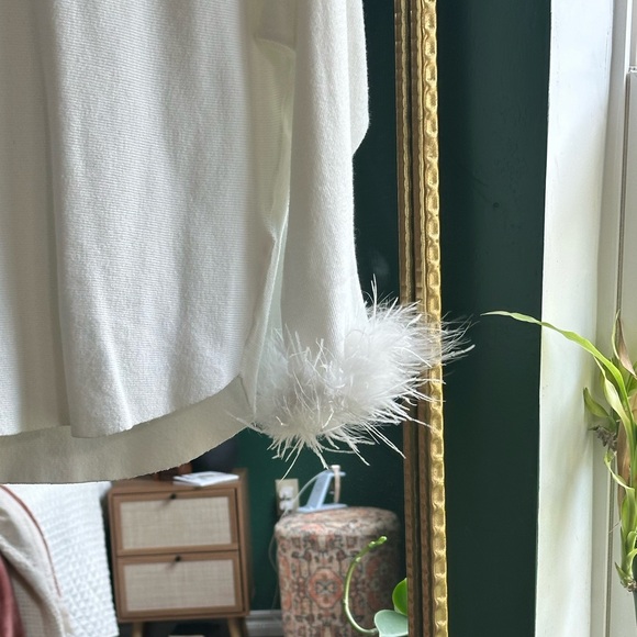 Bloomingdale’s Sioni Milano White Feathered Sweater. - Picture 4 of 7